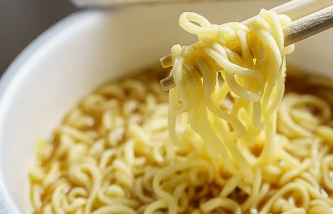 fakta dan mitos makan mi instan