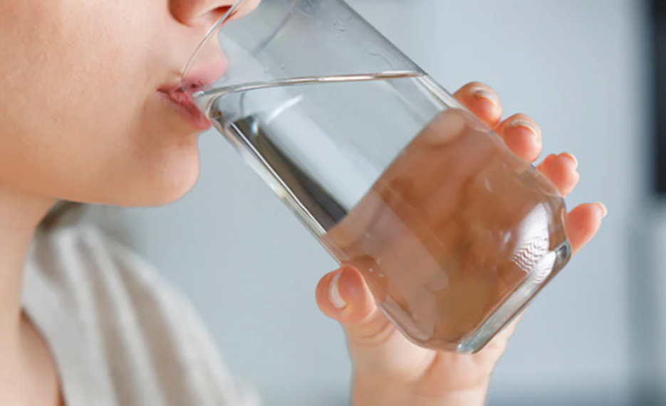 manfaat minum air hangat tiap pagi