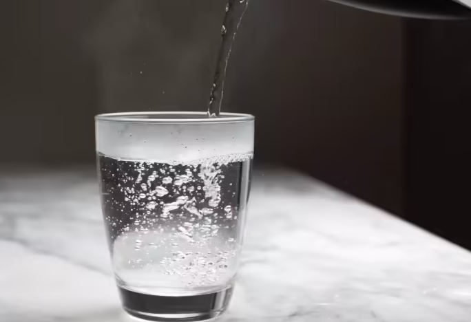 minum air hangat tiap bangun tidur